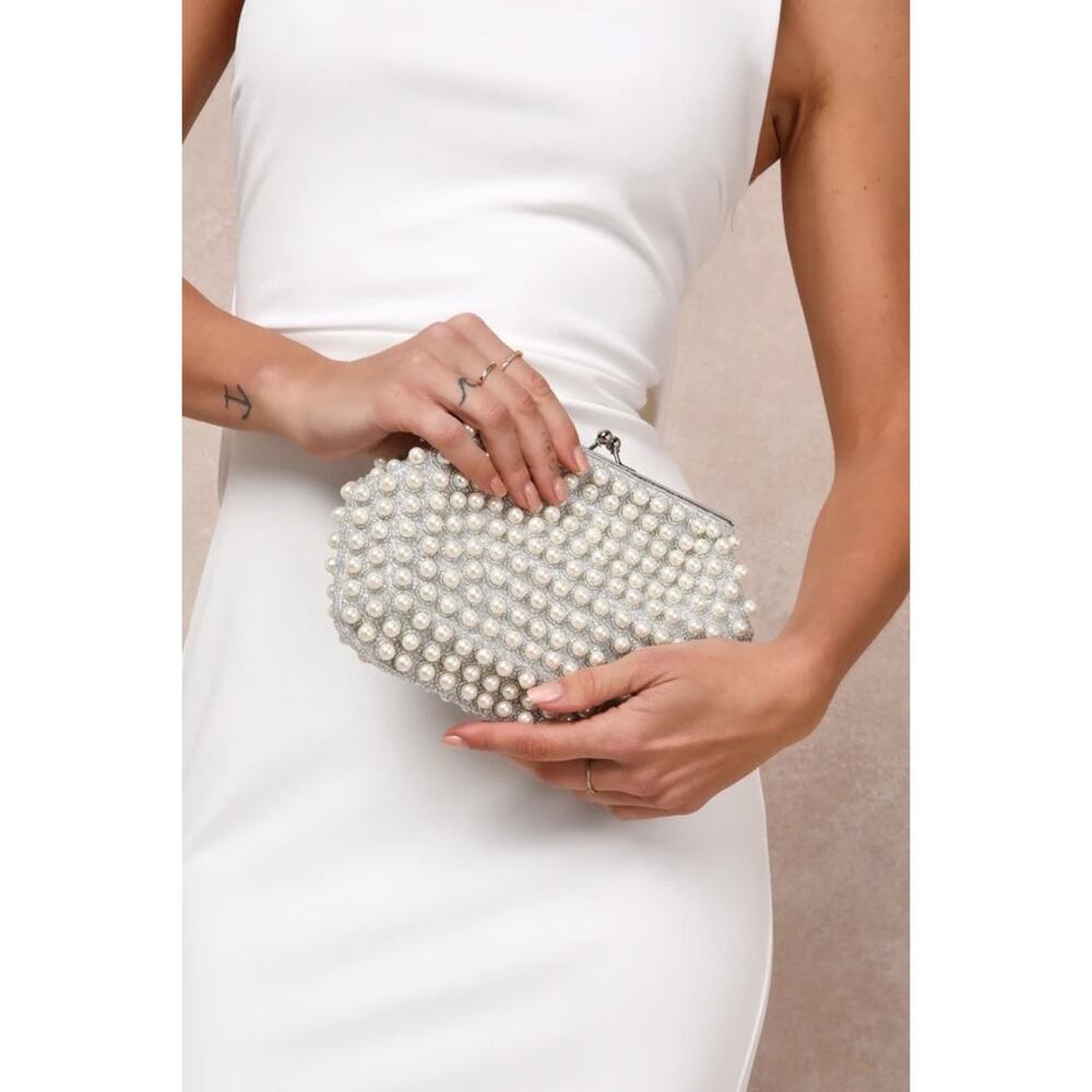 NWT Lulus Brilliant Energy White and Silver Pearl Beaded Clutch w/Chain - Picture 3 of 6